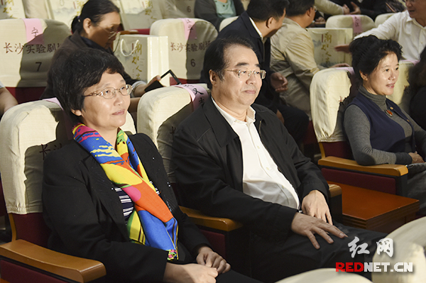 国务院侨务办公室副主任王晓萍（左），湖南省委常委、省委秘书长许又声（中）出席并观看了该剧。