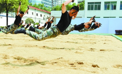 5月10日，湖南省军区警卫连在进行擒拿格斗科目训练。