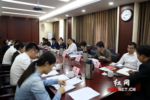 5月23日，湖南省政协主席、省委常委、省委政法委书记李微微参加了省政协办公厅秘书处党支部“两学一做”学习教育专题学习讨论。