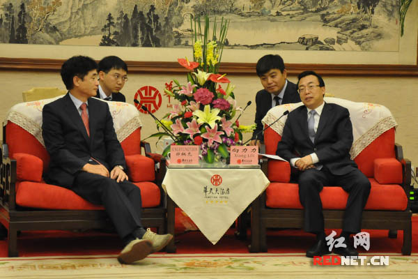 湖南省政府党组成员、秘书长向力力会见大韩民国庆尚北道经济副知事郑柄允。