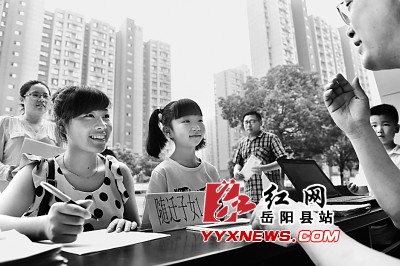 7月14日,在合肥市方兴小学报名点,来自安徽舒城县的李梦涵小朋友在家人的陪伴下报名入学。 7月14日,在合肥市方兴小学报名点,来自安徽舒城县的李梦涵小朋友在家人的陪伴下报名入学。